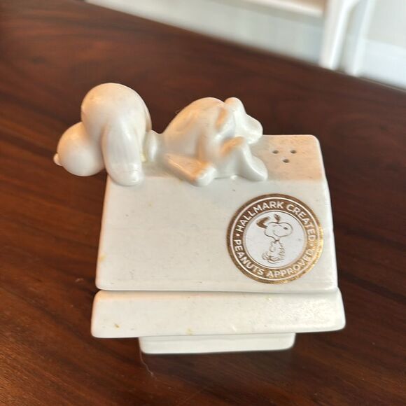 Snoopy Peanuts Hallmark Collectible Neutral white salt and pepper shaker set EUC - Picture 2 of 8